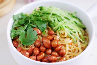 最后放上黄瓜丝、香菜和花生米即可食用。