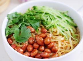 最后放上黄瓜丝、香菜和花生米即可食用。