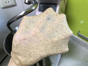 揉至面团能轻易拉出薄膜。