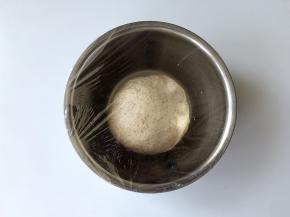 把面团放入干净的不锈钢盆里，盖好保鲜膜，放在温暖处发酵，建议温度28°，一个小时。