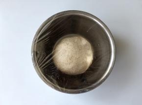 把面团放入干净的不锈钢盆里，盖好保鲜膜，放在温暖处发酵，建议温度28°，一个小时。