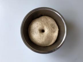 面团发质2.5倍大，用手指沾面粉在面团中间戳一个洞，指洞不塌陷轻微回缩即发酵好了。