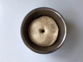 面团发质2.5倍大，用手指沾面粉在面团中间戳一个洞，指洞不塌陷轻微回缩即发酵好了。