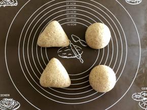 把大面团平均分成4份滚圆，然后整形成自己喜欢的形状。我做了两个圆形两个三角形。三角形的做法和糖三角类似，把面团压扁，折起三边，捏紧收口，收口向下放。