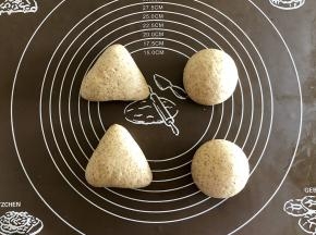 把大面团平均分成4份滚圆，然后整形成自己喜欢的形状。我做了两个圆形两个三角形。三角形的做法和糖三角类似，把面团压扁，折起三边，捏紧收口，收口向下放。