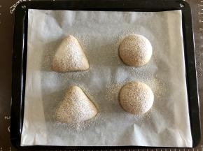 然后再面包胚表面筛上一层面粉。