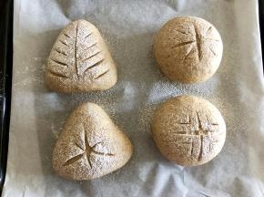 发至2倍大左右，取出来，用锋利的刀片在面包面上划上你喜欢的图案。