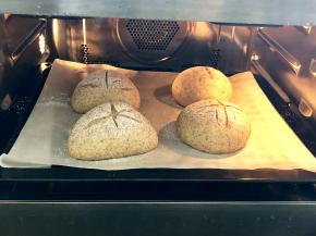 烤箱预热180度，把面包胚放入中层烤制20分钟。