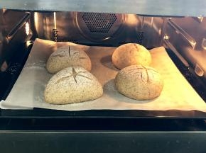 烤箱预热180度，把面包胚放入中层烤制20分钟。