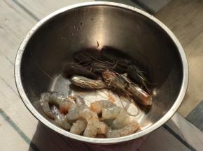 将大虾去头去壳去虾线，虾肉和虾头洗净保留备用。