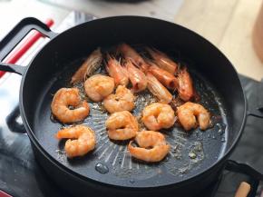 锅内倒入小半碗油，将虾头虾仁两面煎熟。