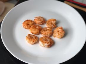 虾仁取出备用，虾头丢弃。