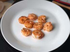 虾仁取出备用，虾头丢弃。