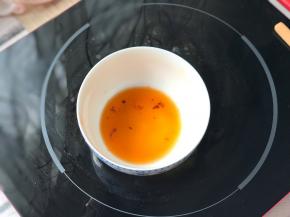 锅内的虾油倒出晾凉备用。