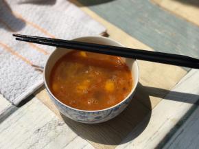 将鸡蛋打入已经晾凉的虾油碗里，加入各种调料搅拌均匀。