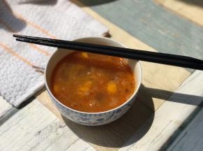 将鸡蛋打入已经晾凉的虾油碗里，加入各种调料搅拌均匀。