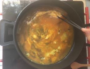 平底不粘锅烧热后倒入鸡蛋液，小火划圈不断搅动。