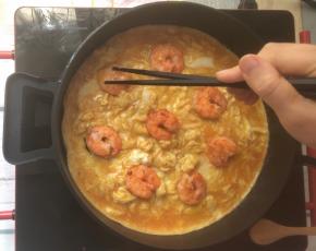 待蛋液没有完全凝固时摆入大虾仁。