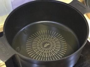 锅内适量油烧热。