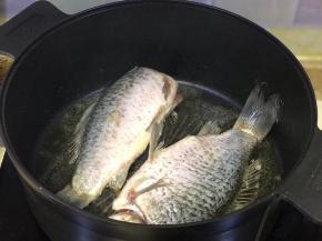 下入鲫鱼大火煎制。
