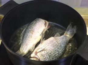 下入鲫鱼大火煎制。