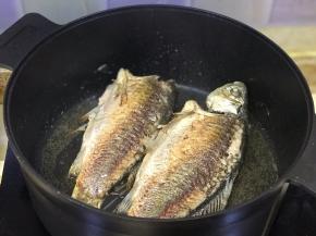 一面煎至金黄色翻面继续煎。