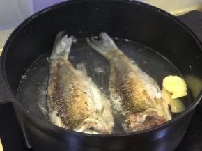 锅内油倒掉，放入足量水（大概2大碗），加入姜片和鲫鱼。