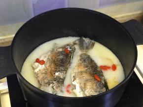 加入洗净的枸杞再炖10分钟。