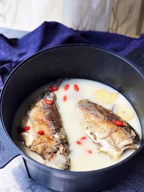 鲫鱼可捞出再撒少许盐食用。