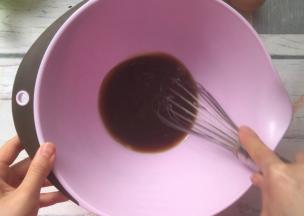 牛奶或水加入红糖搅拌均匀。