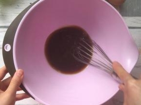 牛奶或水加入红糖搅拌均匀。