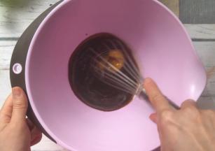 加入鸡蛋再次搅打均匀。