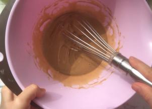 筛入马拉糕粉、加入酵母再次翻拌均匀，形成光滑面糊。