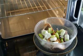 将羊排解冻，然后洗好控水，用大葱、辣椒、cook100藤椒烤肉料及少许的生抽混合一起