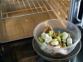 将羊排解冻，然后洗好控水，用大葱、辣椒、cook100藤椒烤肉料及少许的生抽混合一起