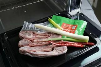 备好食材，羊排，大葱，辣椒，藤椒烤肉粉。