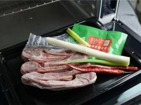 备好食材，羊排，大葱，辣椒，藤椒烤肉粉。