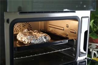 封好口之后，放入烤箱里，选择烤羊排功能烤制羊排熟透。