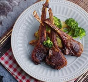 就是这样子藤椒风味烤羊排就完成啦。烫一点西兰花配在一起就可以啦