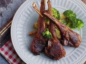 就是这样子藤椒风味烤羊排就完成啦。烫一点西兰花配在一起就可以啦