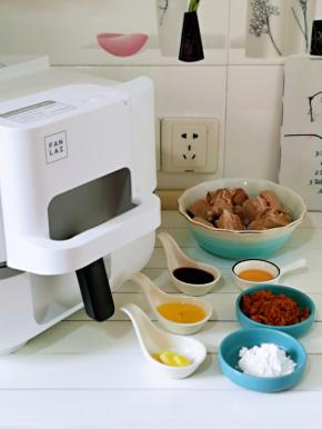 准备食材，排骨焯水。