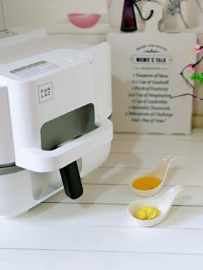 第一次投料食材，准备好玉米油与姜片，手机打开app启动热锅模式，之后再加入油与生姜。