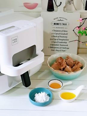 腌制排骨，将淀粉，料酒，玉米油加入排骨中，抓拌均匀，腌制。