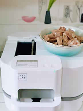 第二次投料，加入腌制好的排骨，app操控机器自动翻炒中。