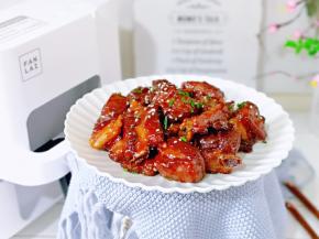 盛出装盘撒上葱花，熟白芝麻。