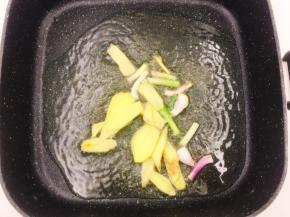 锅中烧热油爆香葱姜