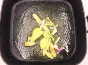 锅中烧热油爆香葱姜