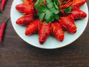 加入自己熬制的蒜蓉酱，麻辣鲜香，蒜香浓郁，来一瓶冰镇啤酒，超满足