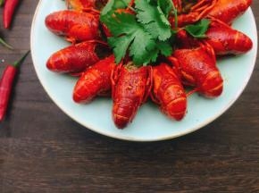 加入自己熬制的蒜蓉酱，麻辣鲜香，蒜香浓郁，来一瓶冰镇啤酒，超满足