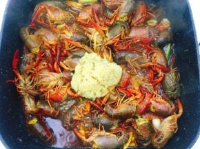 加入蒜蓉酱一起翻炒，倒入少许水，盖上锅盖中火煮30分钟